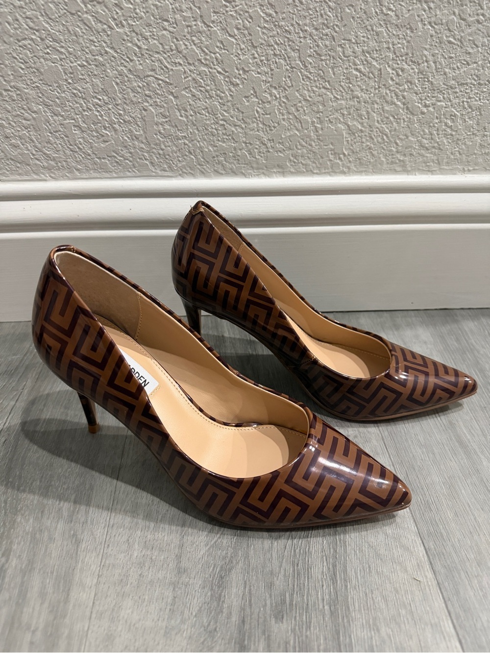 Steve Madden Luiza Brown Geometric Patent Finish Pointed Toe Pumps
